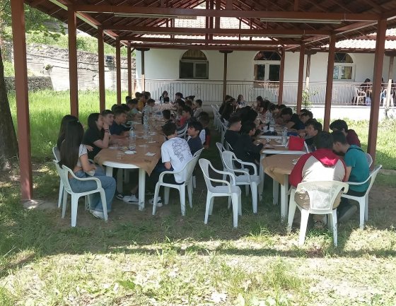 Ο Σύλλογος Απογόνων Προσφύγων Άνω Καρυοφύτου παραθέτει γεύμα σε μαθητές